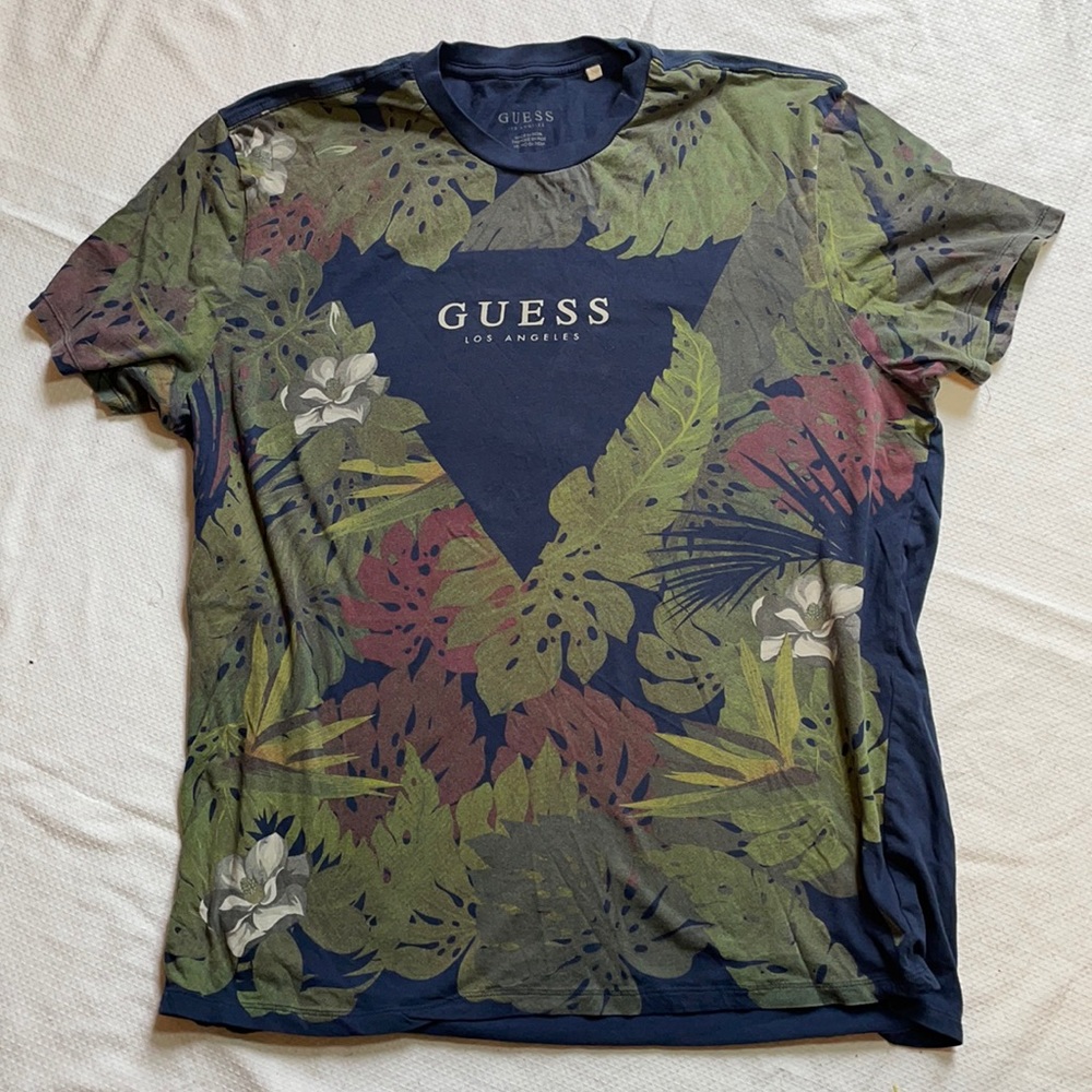 Guess Graphic Tshirt
